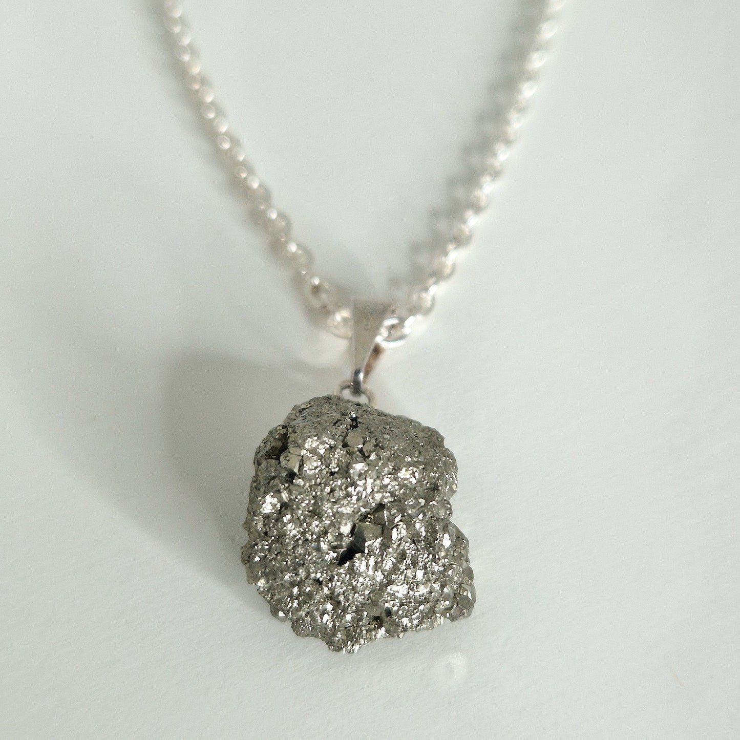 Pyriet hanger met ketting- zilver