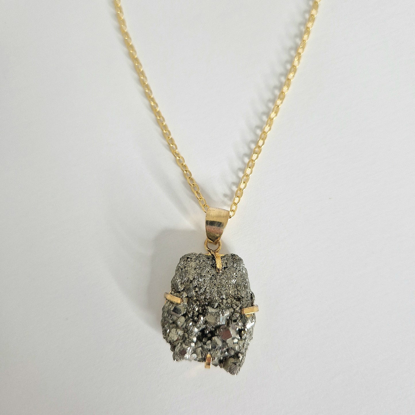 Pyriet hanger met ketting- goud
