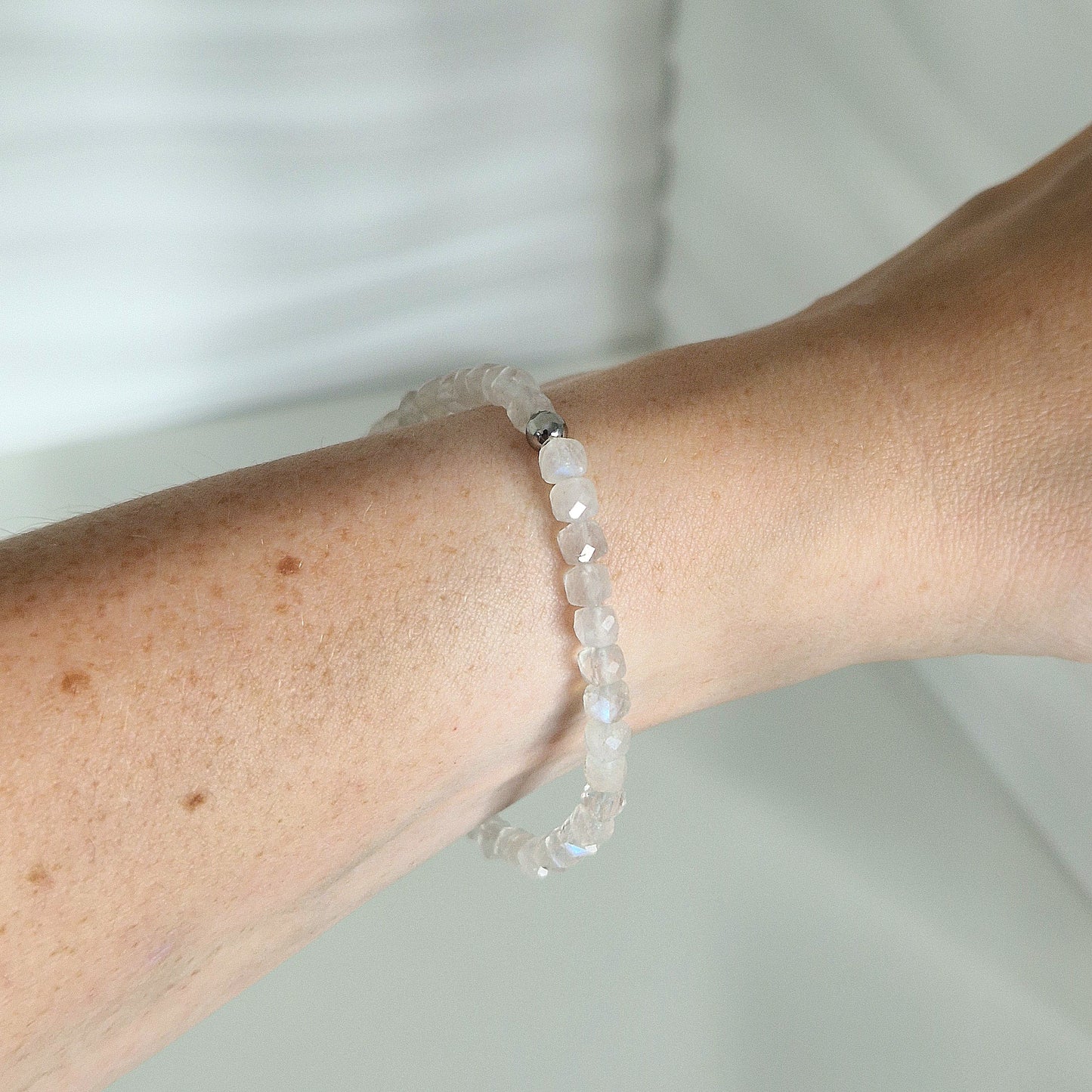 Facettiertes Armband aus weißem Mondstein