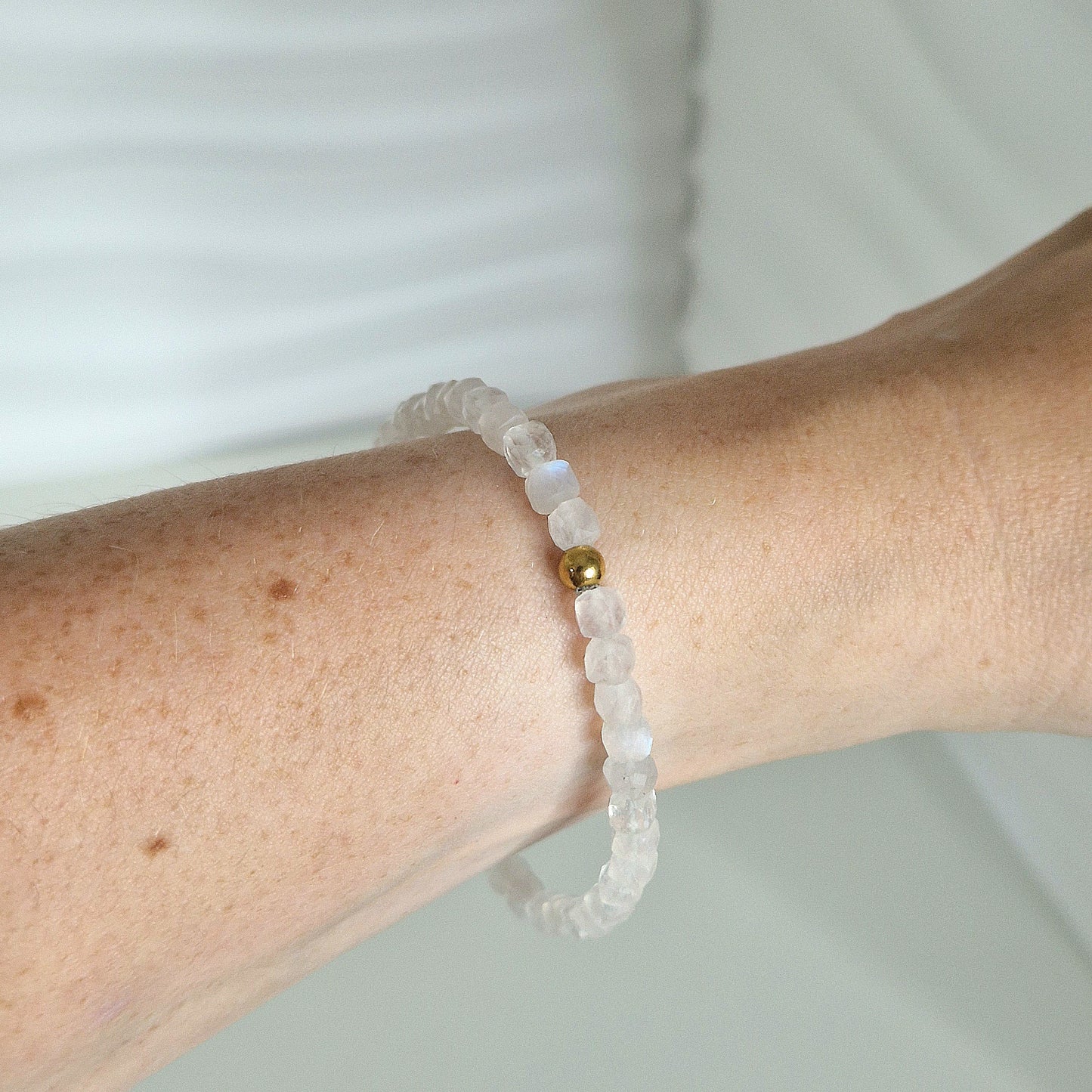 Facettiertes Armband aus weißem Mondstein