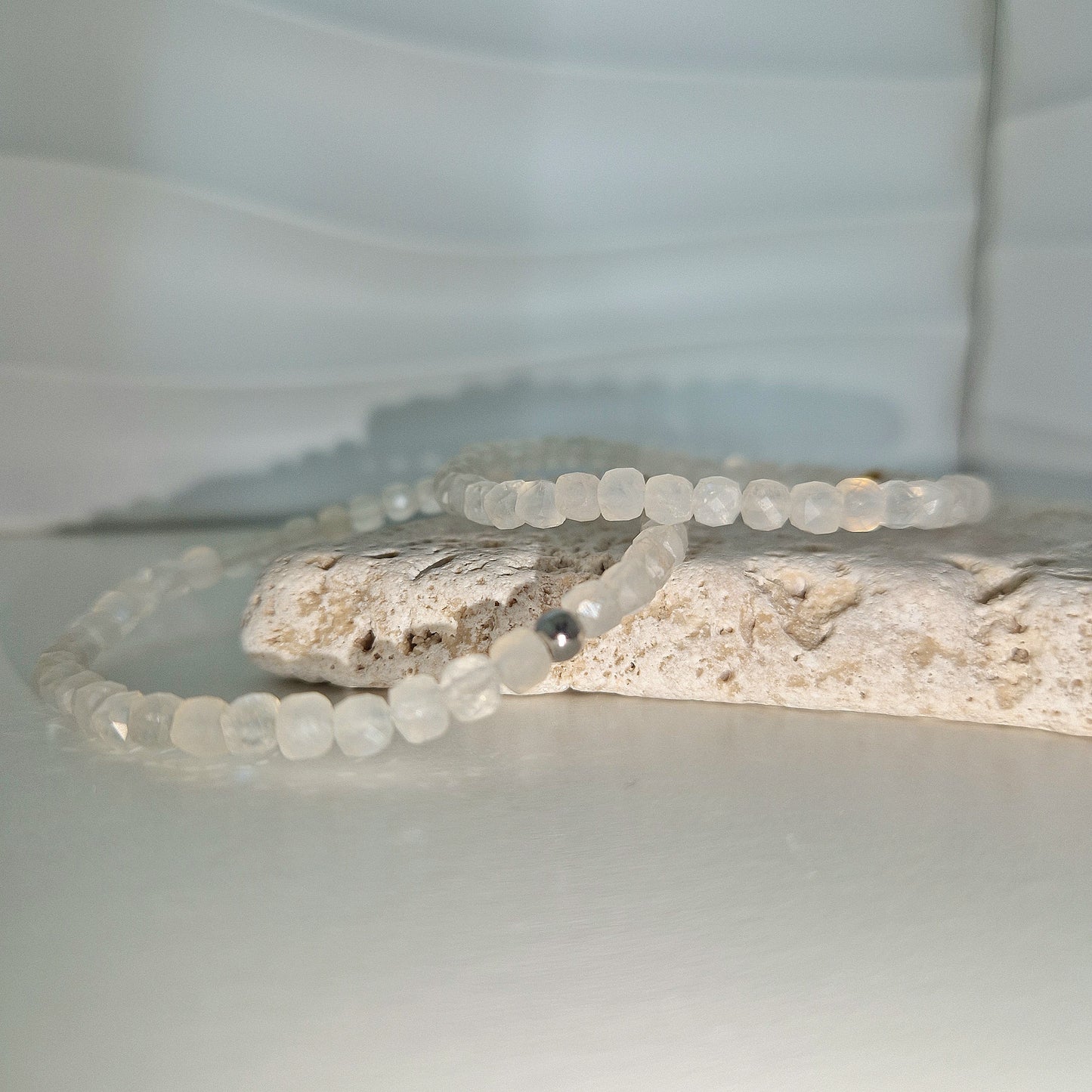 Facettiertes Armband aus weißem Mondstein