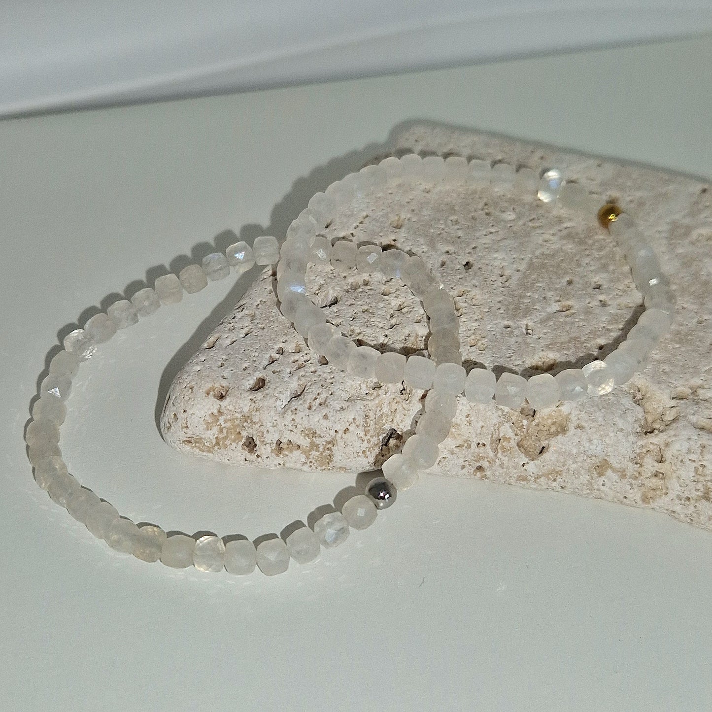 Facettiertes Armband aus weißem Mondstein