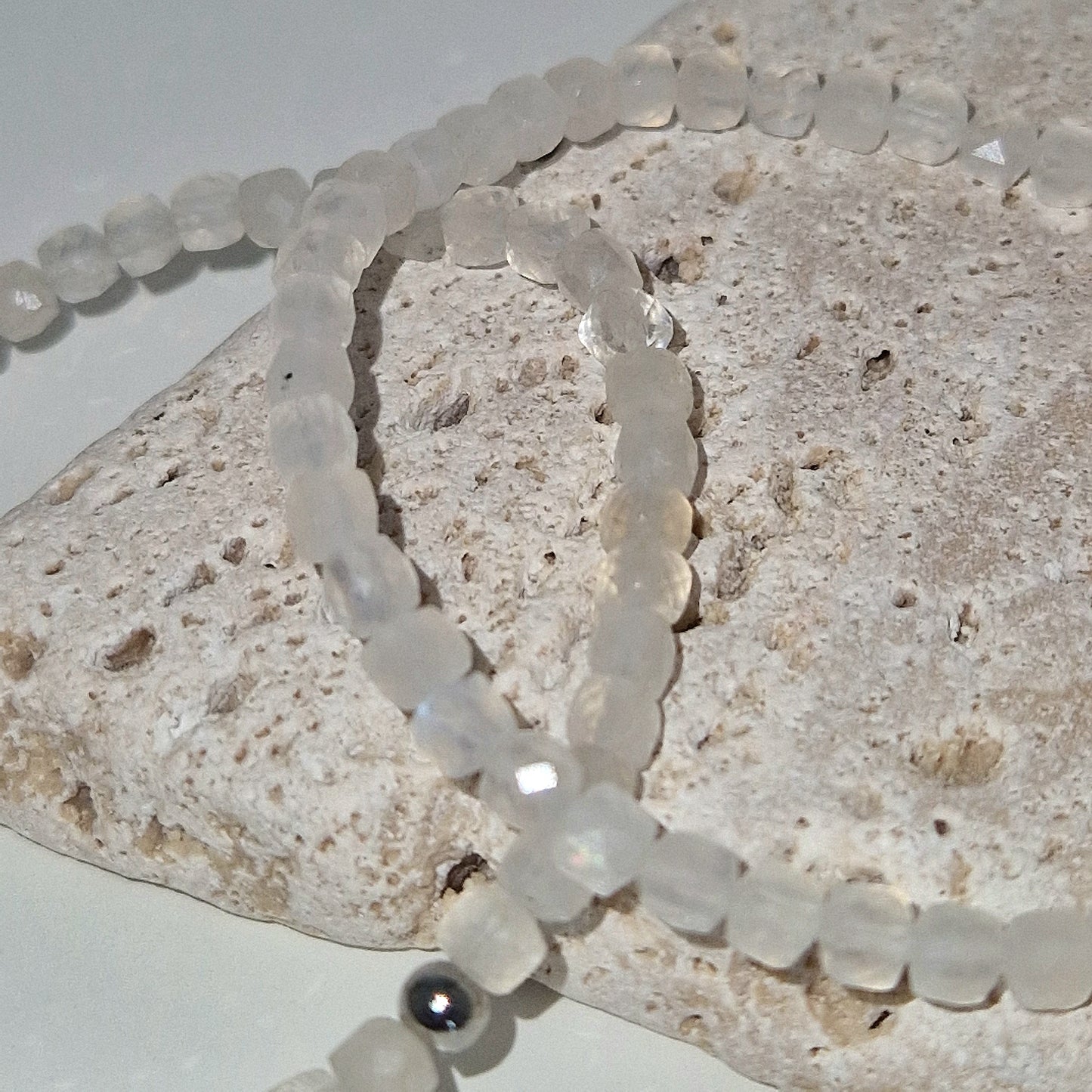 Facettiertes Armband aus weißem Mondstein